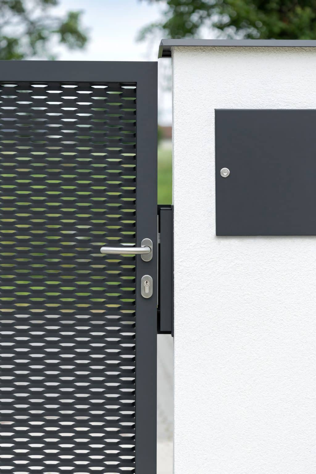 Detail kliky na brance LAMARK z tahokovu | Motiv Madeira | Šedá antracitová barva | Zděné sloupky | Nechanice