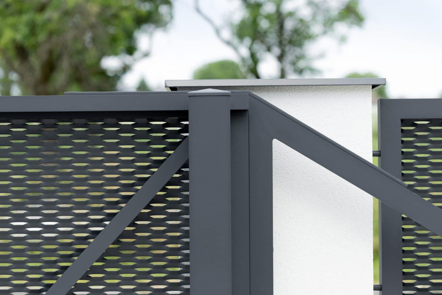 Detail samonosné posuvné brány LAMARK z tahokovu | Motiv Madeira | Šedá antracitová barva | Zděné sloupky | Nechanice