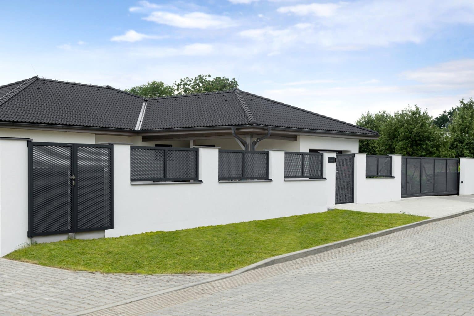 Tahokov plot LAMARK | Motiv Madeira | Šedá antracitová barva | Zděné sloupky