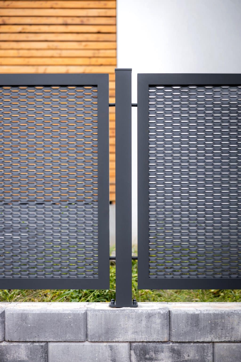 Detail hliníkového sloupku LAMARK | Tahokov plot LAMARK | Motiv Madeira | Šedá antracitová barva
