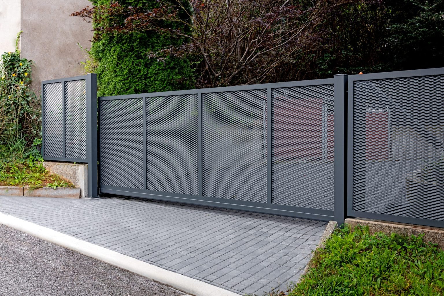 Samonosná posuvná brána LAMARK z tahokovu | Motiv Mauricius | Šedá antracitová barva | Hliníkové sloupky