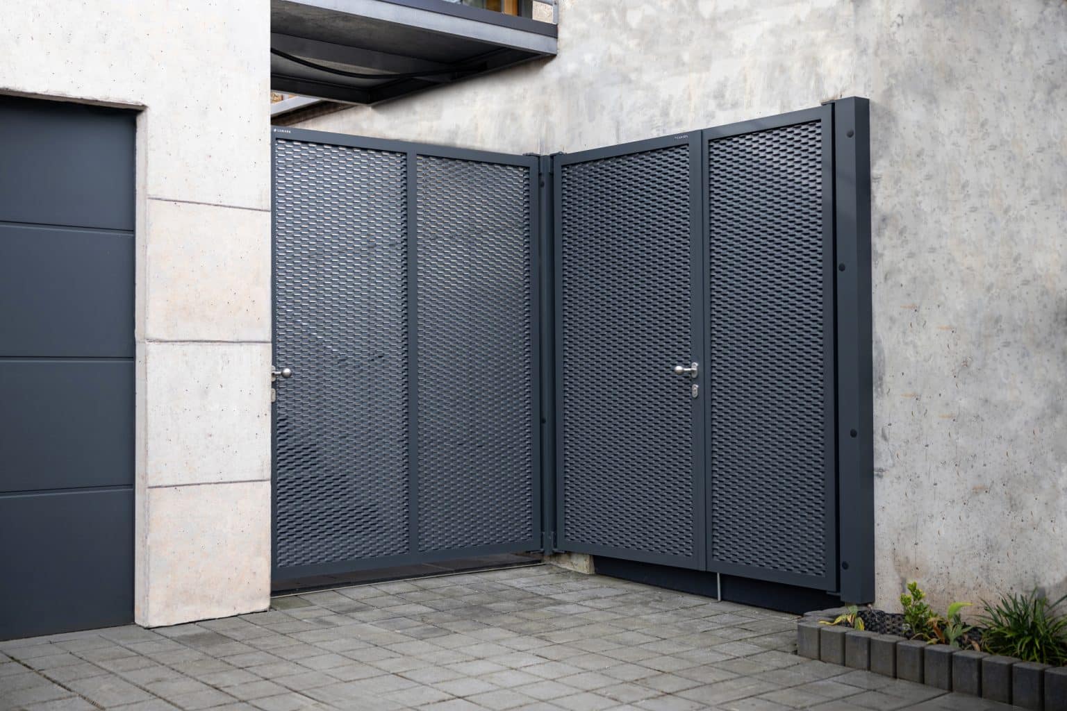 Jednokřídlé branky LAMARK z tahokovu | Motiv Mauricius | Šedá antracitová barva | Hliníkové sloupky