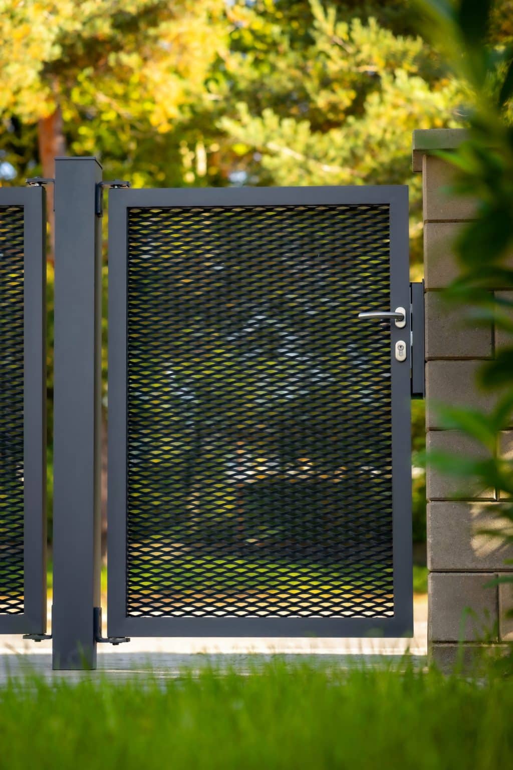 Jednokřídlá branka LAMARK z tahokovu | Motiv Mauricius | Šedá antracitová barva | Hliníkové sloupky | Pardubice