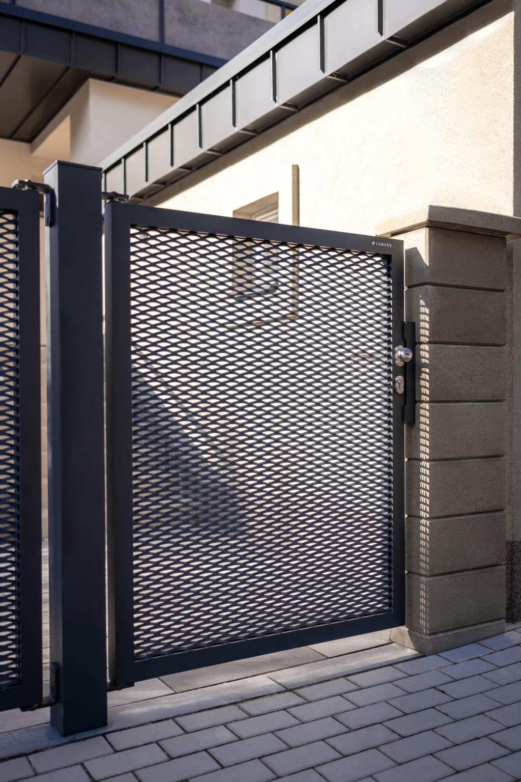 Jednokřídlá branka LAMARK z tahokovu | Motiv Mauricius | Šedá antracitová barva | Hliníkové sloupky | Pardubice