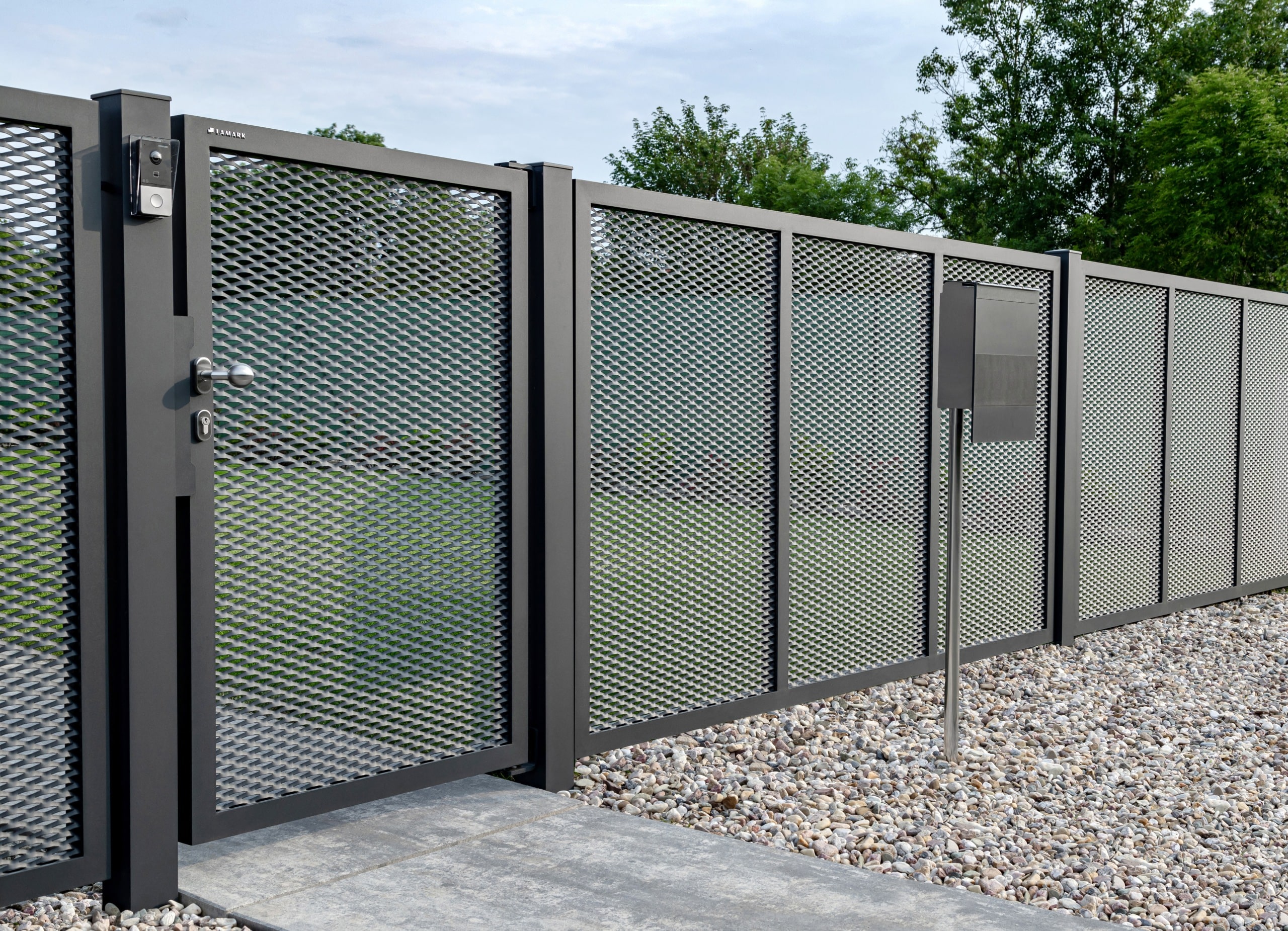 Jednokřídlá branka LAMARK z tahokovu | Motiv Mauricius | Šedá antracitová barva | Hliníkové sloupky | Černá u Bohdanče