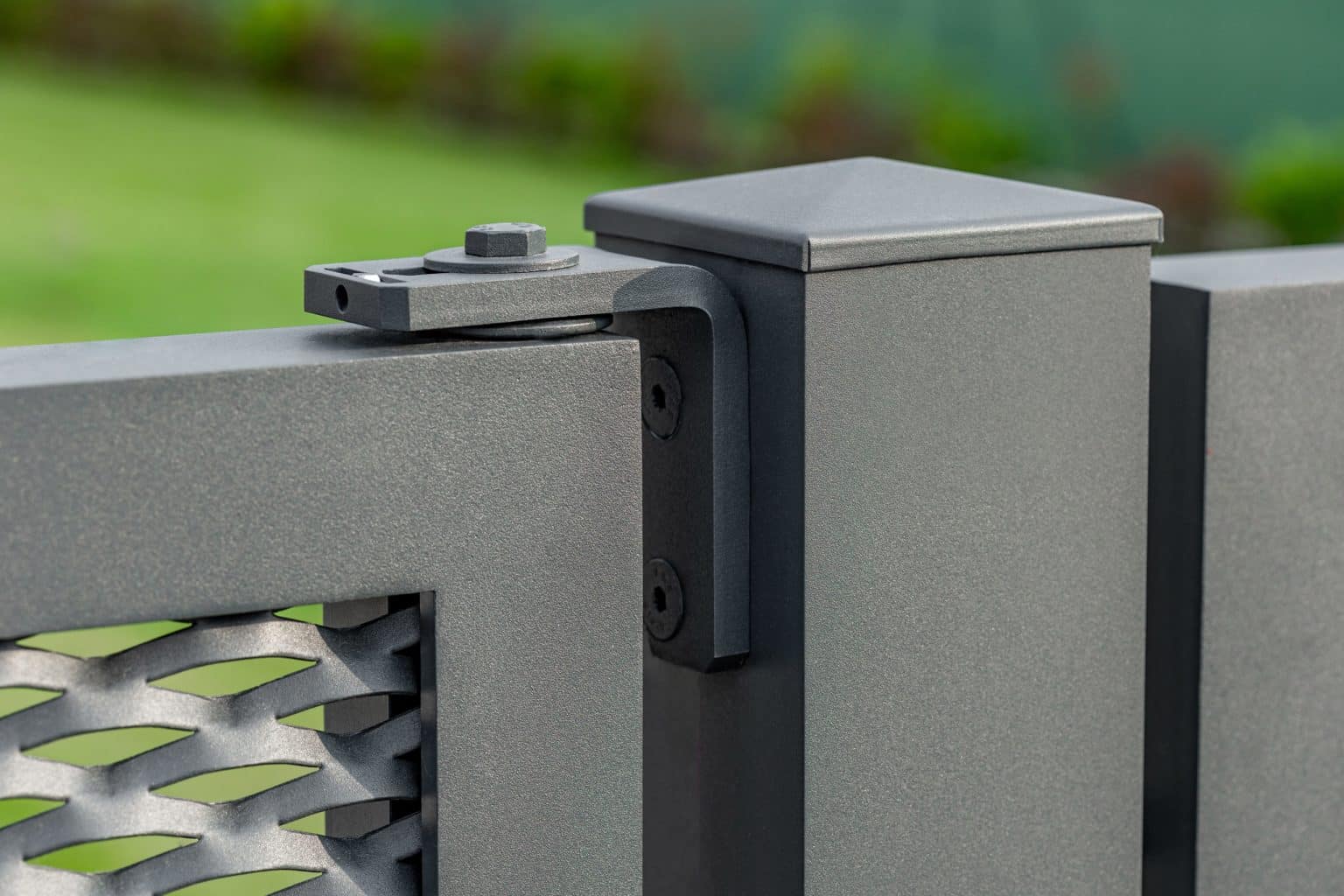 Detail precizního uchycení branky LAMARK z tahokovu | Motiv Mauricius | Šedá antracitová barva | Hliníkové sloupky | Černá u Bohdanče