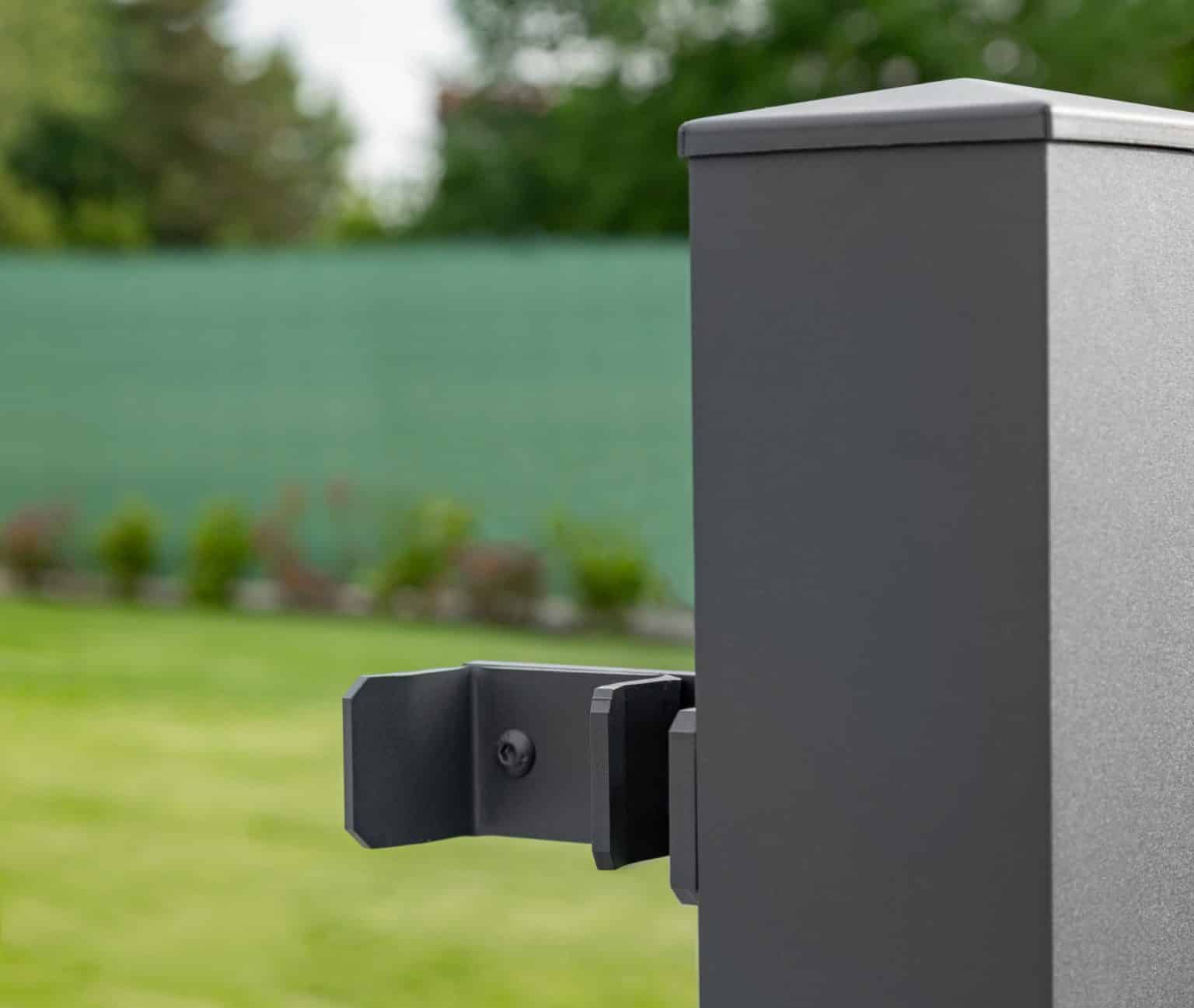 Detail dorazu samonosné posuvné brány LAMARK z tahokovu | Motiv Mauricius | Šedá antracitová barva | Hliníkové sloupky | Černá u Bohdanče