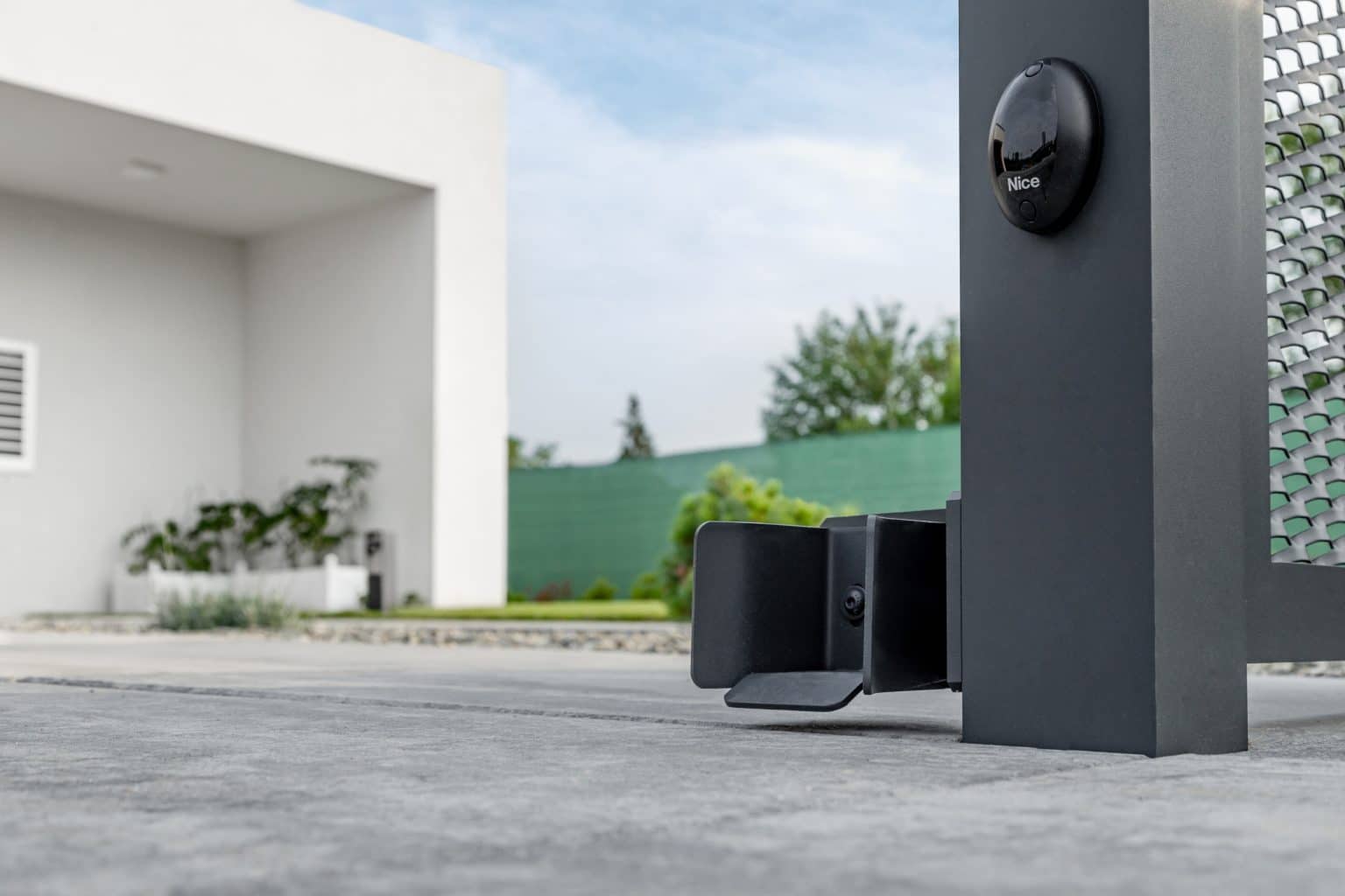 Detail dorazu samonosné posuvné brány LAMARK z tahokovu | Motiv Mauricius | Šedá antracitová barva | Hliníkové sloupky | Černá u Bohdanče