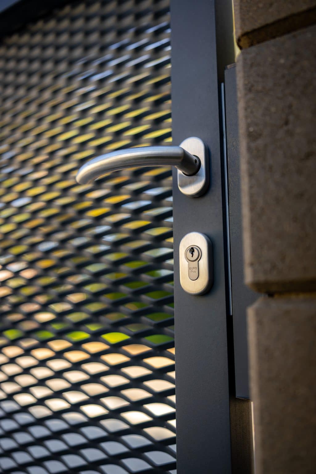 Detail kliky branky LAMARK z tahokovu | Motiv Mauricius | Šedá antracitová barva | Hliníkové sloupky | Pardubice