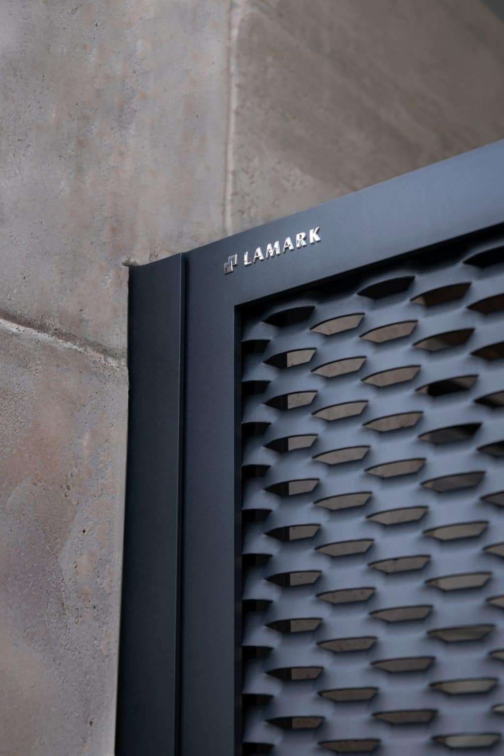 Detail loga LAMARK na brance z tahokovu | Motiv Mauricius | Šedá antracitová barva | Hliníkové sloupky