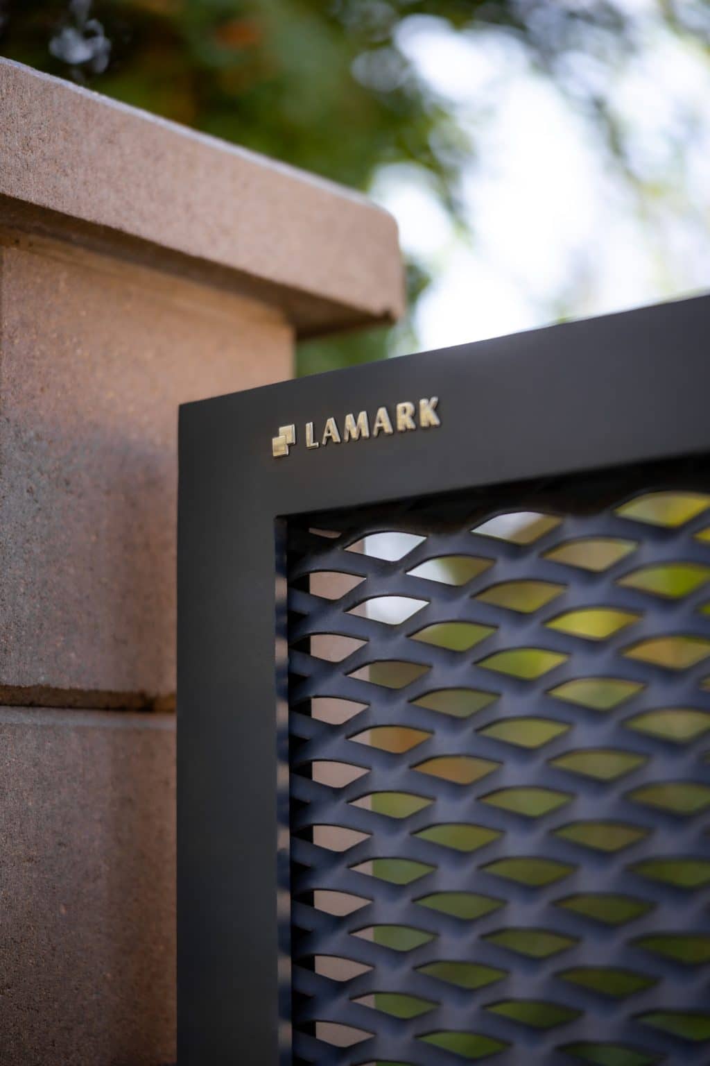 Detail loga LAMARK na brance z tahokovu | Motiv Mauricius | Šedá antracitová barva | Hliníkové sloupky | Pardubice