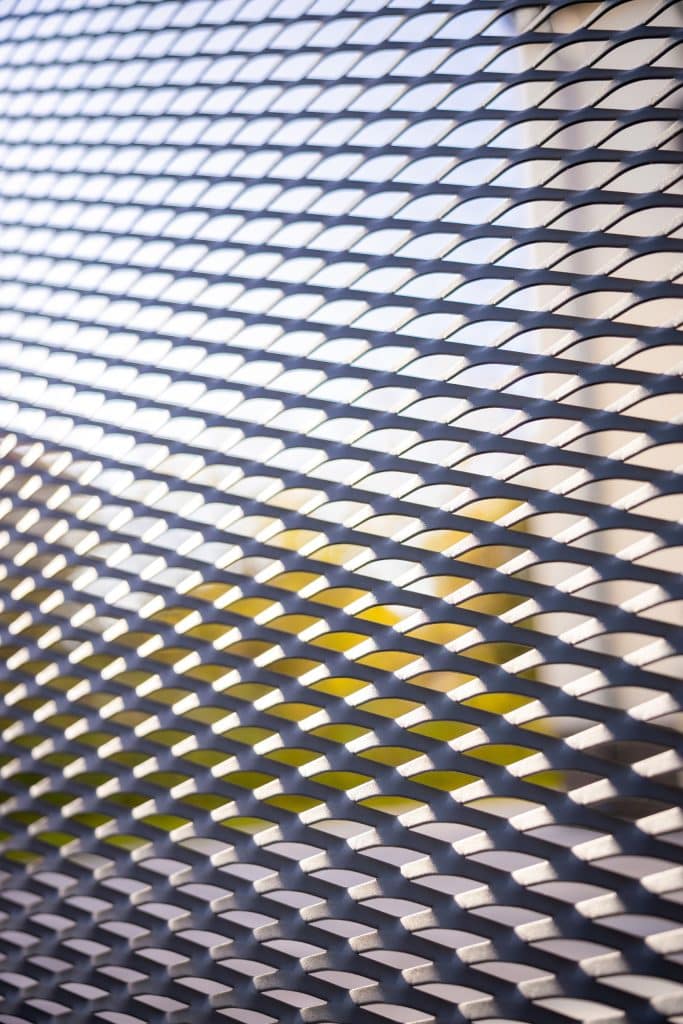 Detail motivu Mauricius | Tahokov plot LAMARK | Šedá antracitová barva | Hliníkové sloupky | Pardubice