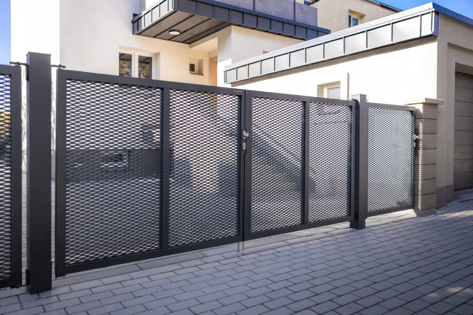 Otočná brána dvoukřídlá s ručním otevíráním LAMARK z tahokovu | Motiv Mauricius | Šedá antracitová barva | Hliníkové sloupky | Pardubice