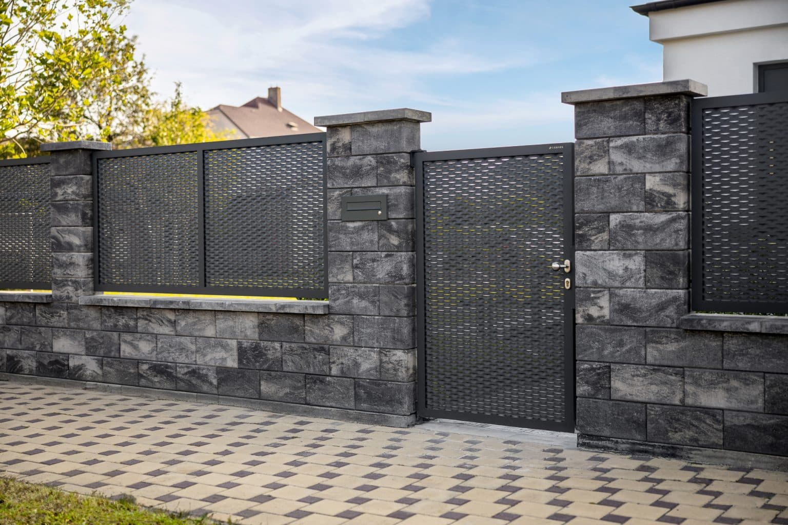 Tahokov plot a branka LAMARK | Motiv Wallis | Šedá antracitová barva | Zděné sloupky