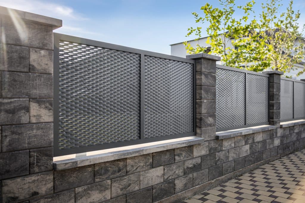 Tahokov plot LAMARK | Motiv Wallis | Šedá antracitová barva | Zděné sloupky