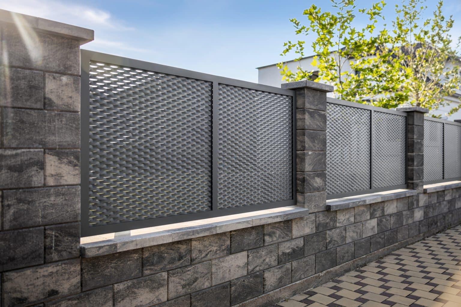 Tahokov plot LAMARK | Motiv Wallis | Šedá antracitová barva | Zděné sloupky