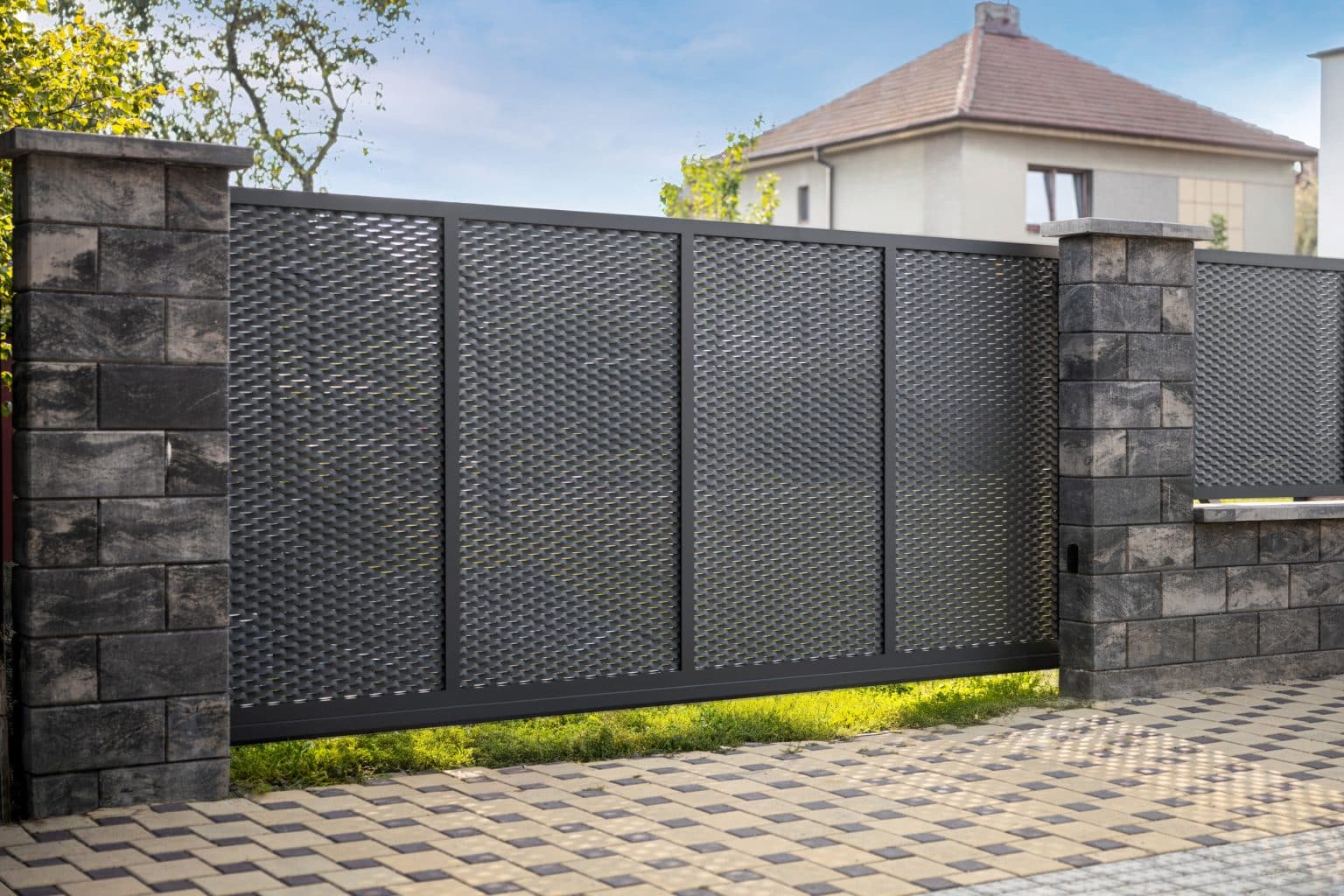 Samonosná posuvná brána LAMARK z tahokovu | Motiv Wallis | Šedá antracitová barva | Zděné sloupky