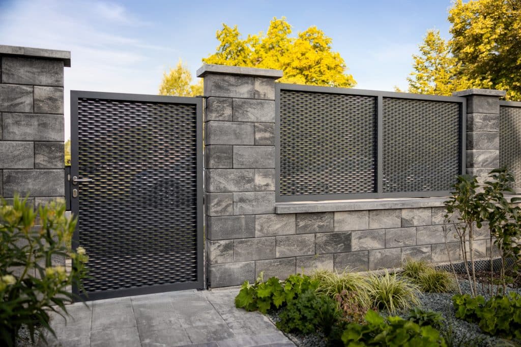 Tahokov plot a branka LAMARK | Motiv Wallis | Šedá antracitová barva | Zděné sloupky