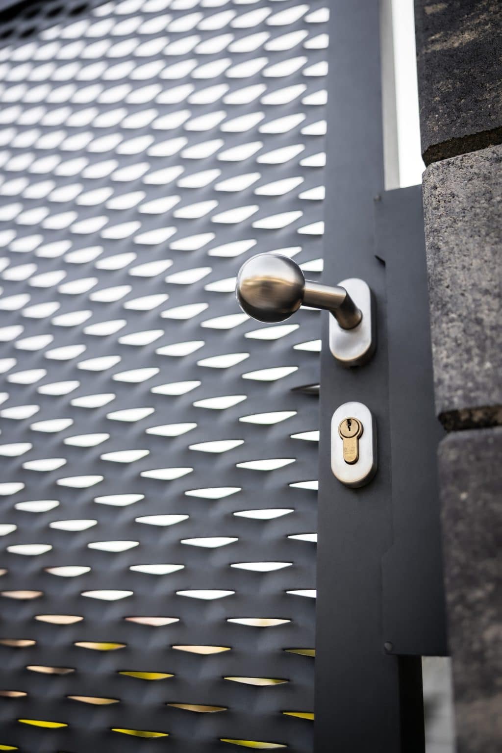 Detail kliky na brance LAMARK z tahokovu | Motiv Wallis | Šedá antracitová barva | Zděné sloupky