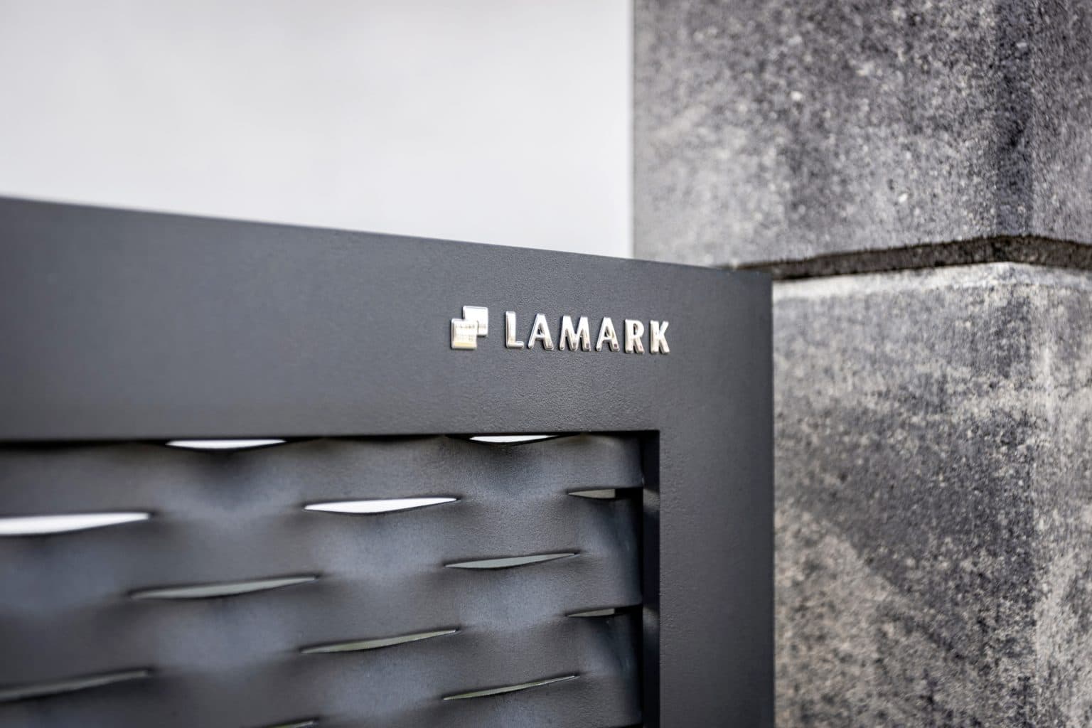 Detail loga LAMARK na brance z tahokovu | Motiv Wallis | Šedá antracitová barva | Zděné sloupky