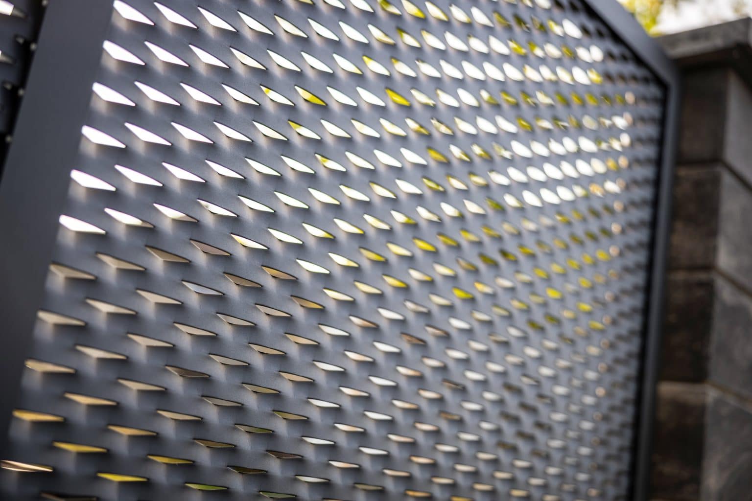 Detail motivu Wallis na brance LAMARK z tahokovu | Šedá antracitová barva | Zděné sloupky