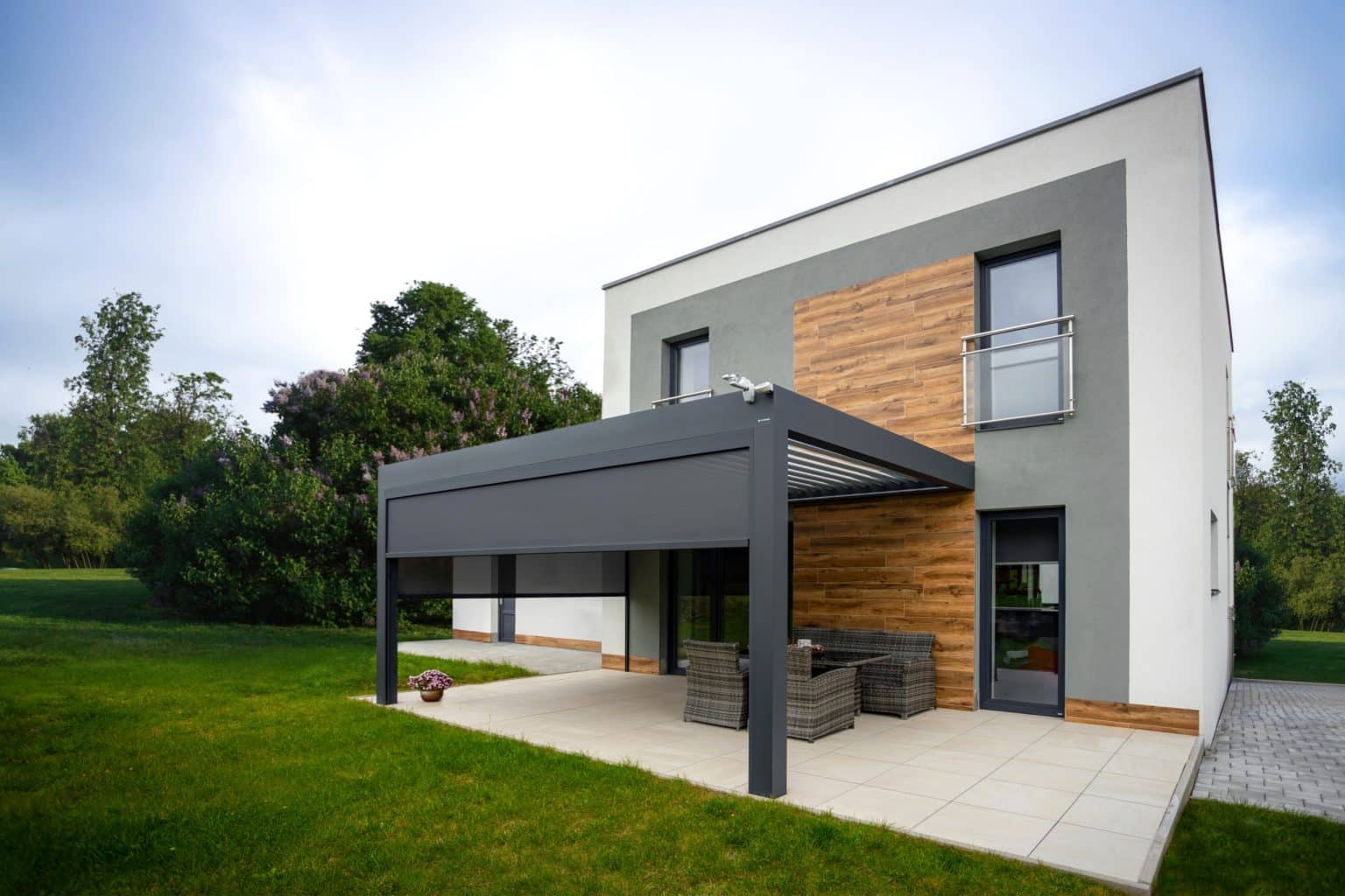 Bioklimatická pergola LAMARK přisazená ke stěně | Chotěboř | Boční stínění - screenové rolety | Černá kovářská barva | Dešťové čidlo | Větrné čidlo | Ovládání | LED osvětlení