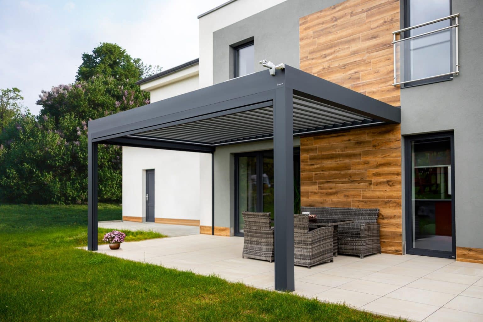 Bioklimatická pergola LAMARK přisazená ke stěně | Chotěboř | Boční stínění - screenové rolety | Černá kovářská barva | Dešťové čidlo | Větrné čidlo | Ovládání | LED osvětlení