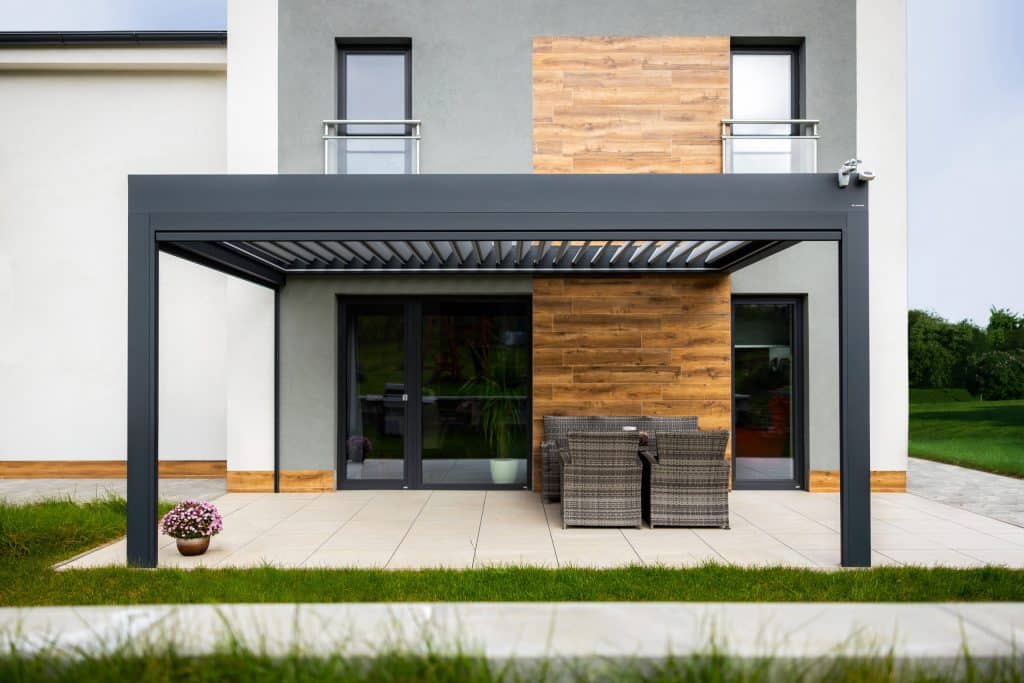 Bioklimatická pergola LAMARK přisazená ke stěně | Chotěboř | Boční stínění - screenové rolety | Černá kovářská barva | Dešťové čidlo | Větrné čidlo | Ovládání | LED osvětlení