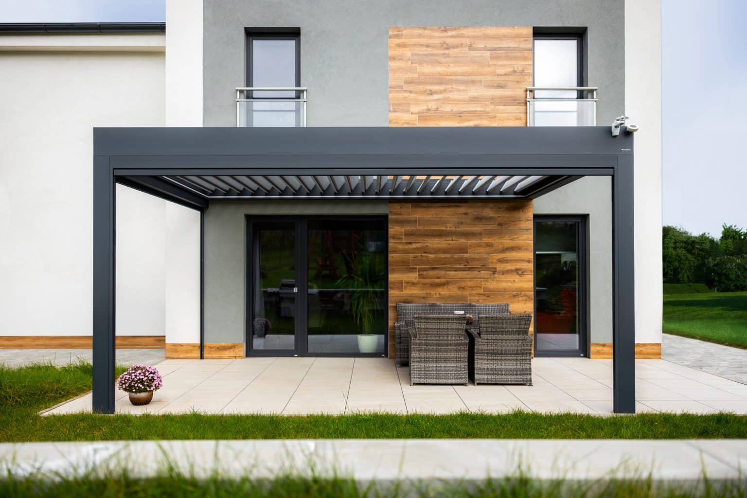 Bioklimatická pergola LAMARK přisazená ke stěně | Chotěboř | Boční stínění - screenové rolety | Černá kovářská barva | Dešťové čidlo | Větrné čidlo | Ovládání | LED osvětlení