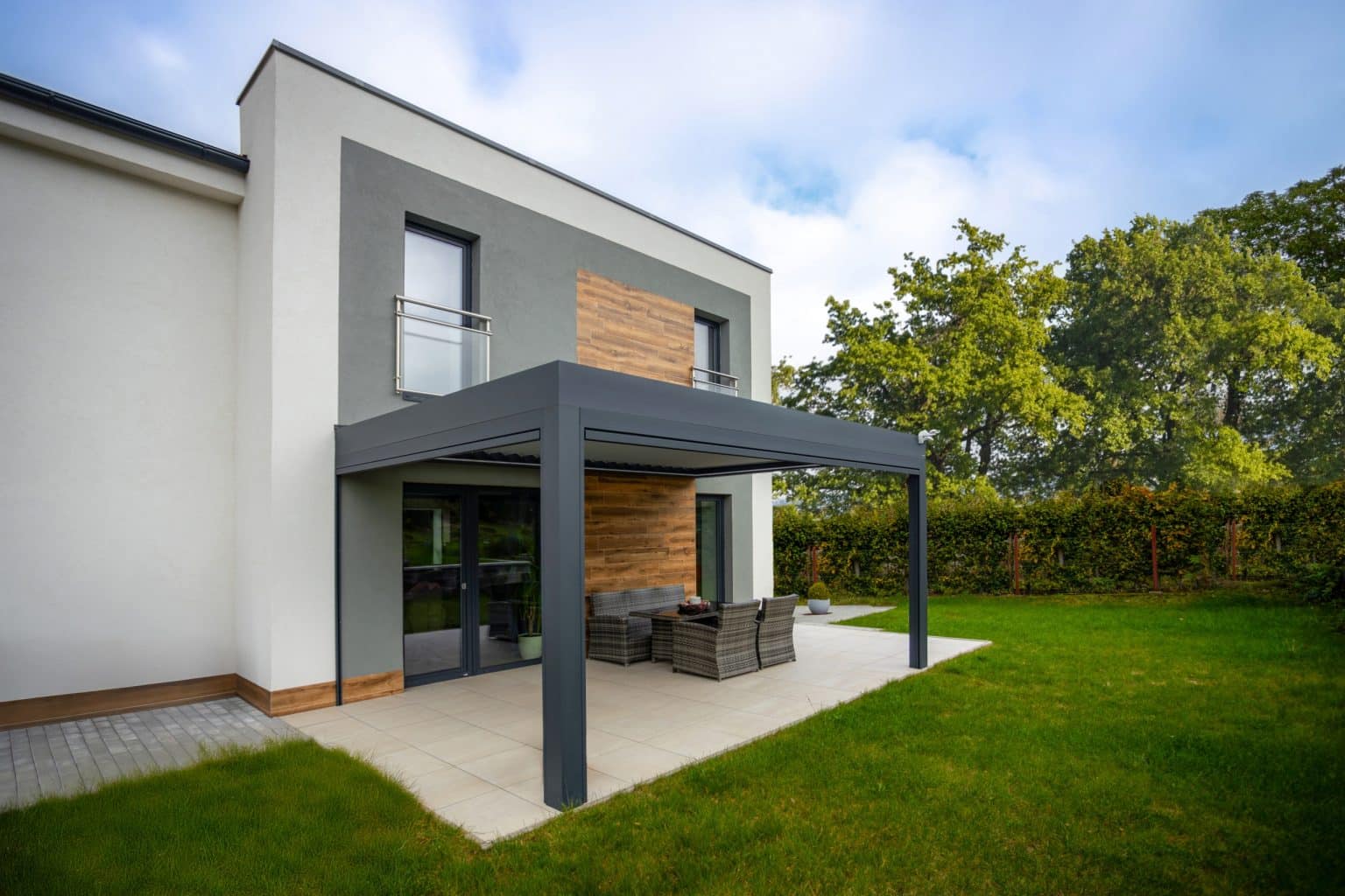 Bioklimatická pergola LAMARK přisazená ke stěně | Chotěboř | Boční stínění - screenové rolety | Černá kovářská barva | Dešťové čidlo | Větrné čidlo | Ovládání | LED osvětlení