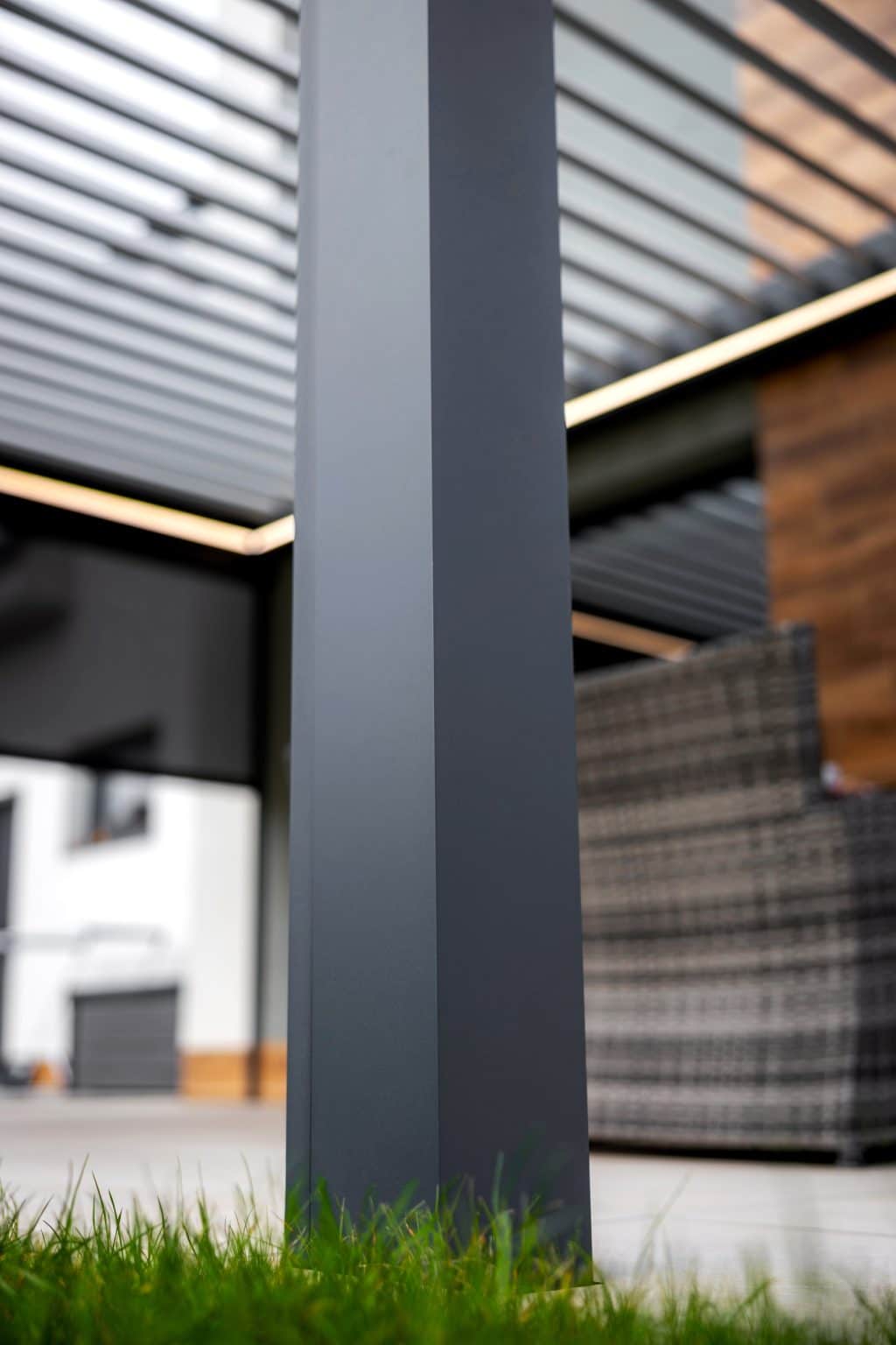 Detail sloupu bioklimatické pergoly LAMARK přisazené ke stěně | Chotěboř | Boční stínění - screenové rolety | Černá kovářská barva | LED osvětlení