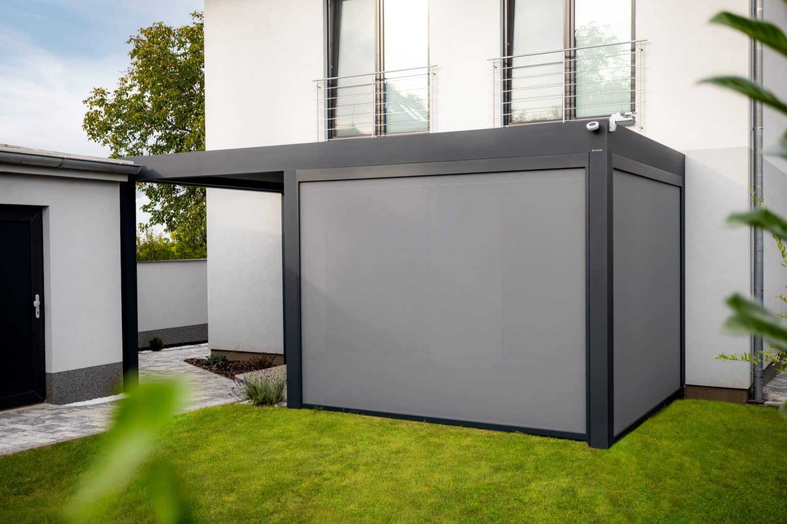 Zatažené screenové rolety bioklimatické samostatně stojící pergoly LAMARK | Chrudim | Boční stínění | Šedá antracitová barva | Dešťové čidlo | Větrné čidlo | Ovládání | LED osvětlení