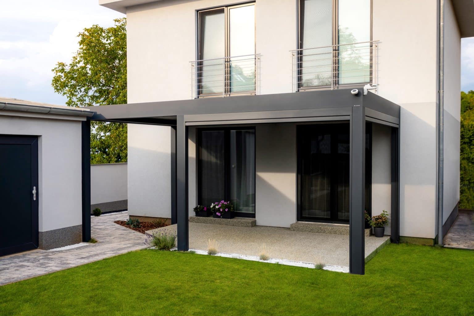 Bioklimatická samostatně stojící pergola LAMARK | Chrudim | Boční stínění - screenové rolety | Šedá antracitová barva | Dešťové čidlo | Větrné čidlo | Ovládání | LED osvětlení