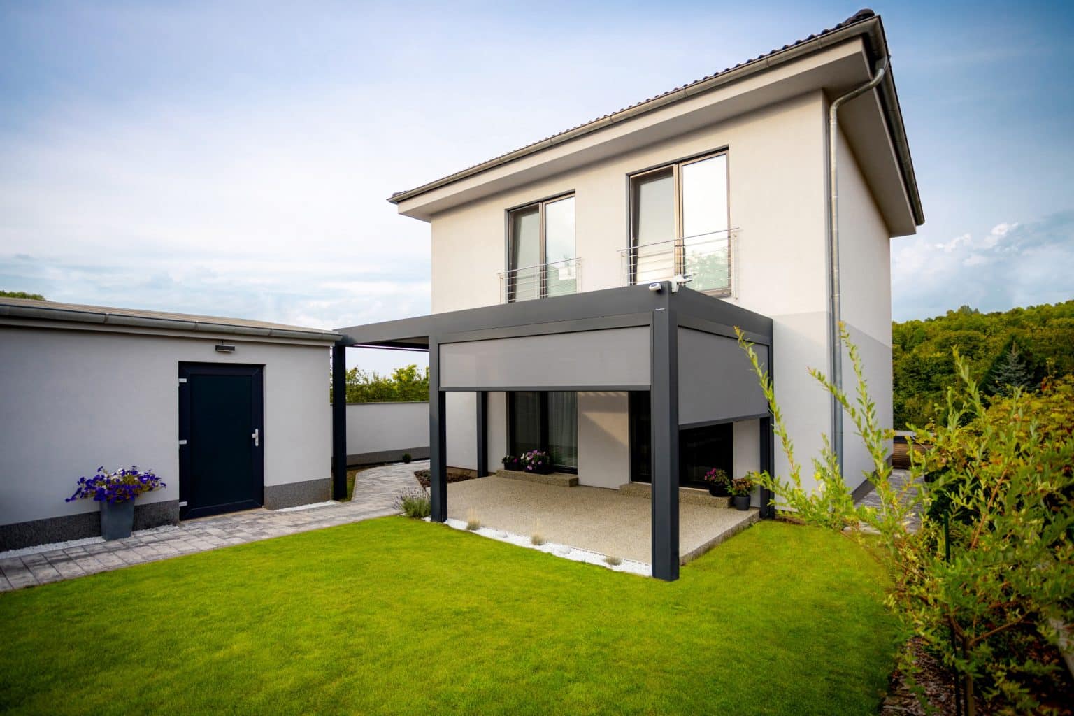 Bioklimatická samostatně stojící pergola LAMARK | Chrudim | Boční stínění - screenové rolety | Šedá antracitová barva | Dešťové čidlo | Větrné čidlo | Ovládání | LED osvětlení