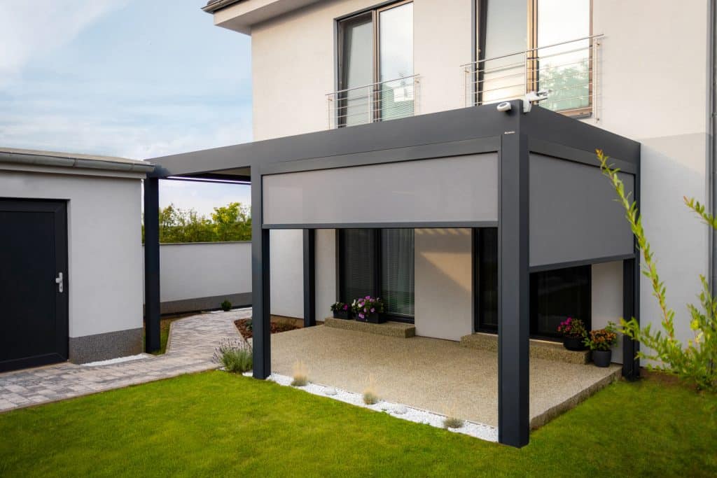 Bioklimatická samostatně stojící pergola LAMARK | Chrudim | Boční stínění - screenové rolety | Šedá antracitová barva | Dešťové čidlo | Větrné čidlo | Ovládání | LED osvětlení