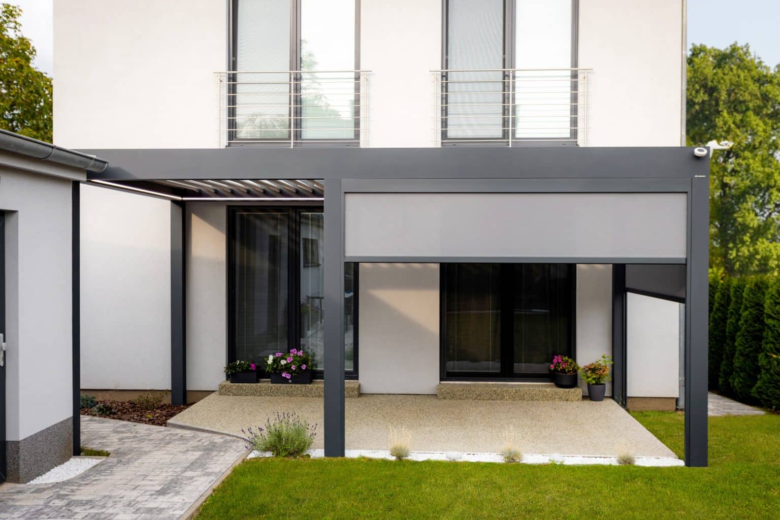 Bioklimatická samostatně stojící pergola LAMARK | Chrudim | Boční stínění - screenové rolety | Šedá antracitová barva | Dešťové čidlo | Větrné čidlo | Ovládání | LED osvětlení