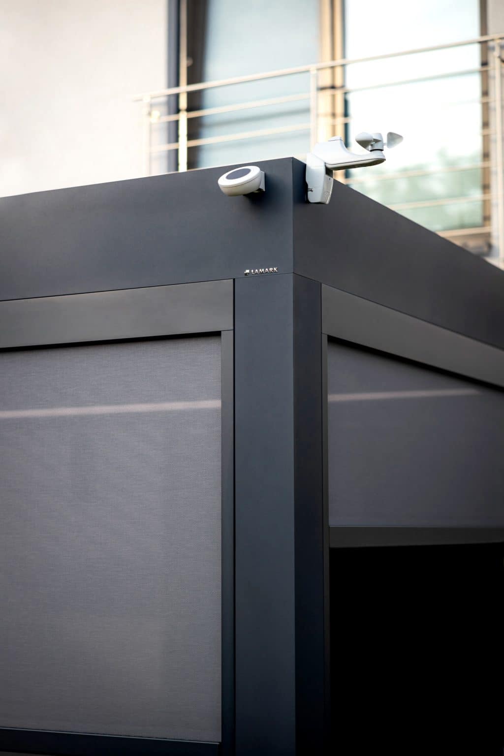 Dešťové čidlo, větrné čidlo a screenové rolety | Bioklimatická samostatně stojící pergola LAMARK | Chrudim | Boční stínění | Šedá antracitová barva | LED osvětlení