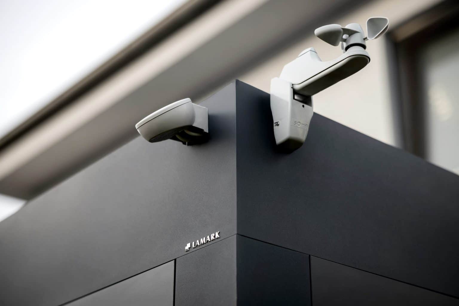 Detail dešťového a větrného čidla | Bioklimatická samostatně stojící pergola LAMARK | Chrudim | Boční stínění - screenové rolety | Šedá antracitová barva | LED osvětlení