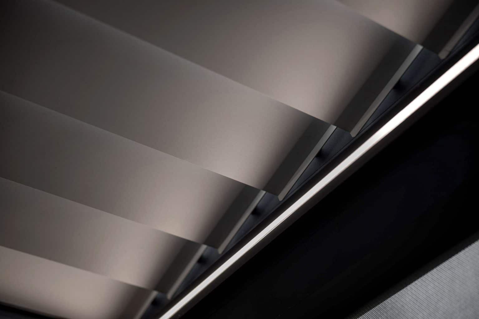 Detail lamel bioklimatické samostatně stojící pergoly LAMARK | Chrudim | Boční stínění - screenové rolety | Šedá antracitová barva | LED osvětlení