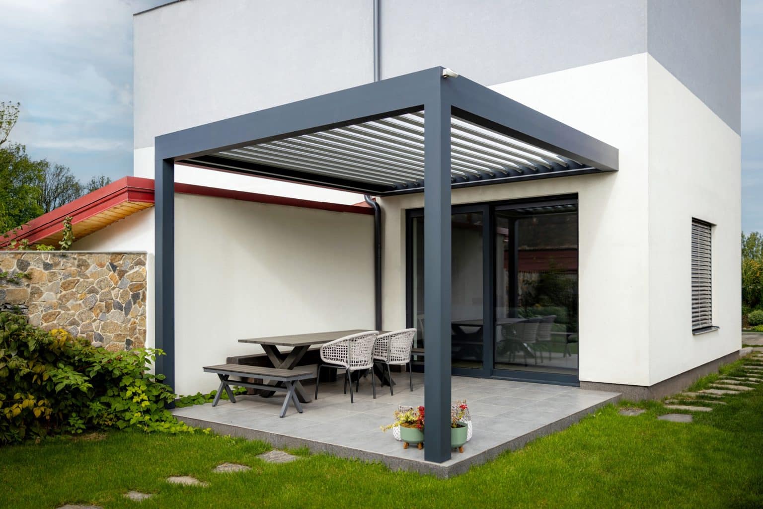 Bioklimatická pergola LAMARK přisazená ke stěně | Kolín | Šedá antracitová barva | Dešťové čidlo | Ovládání | LED osvětlení