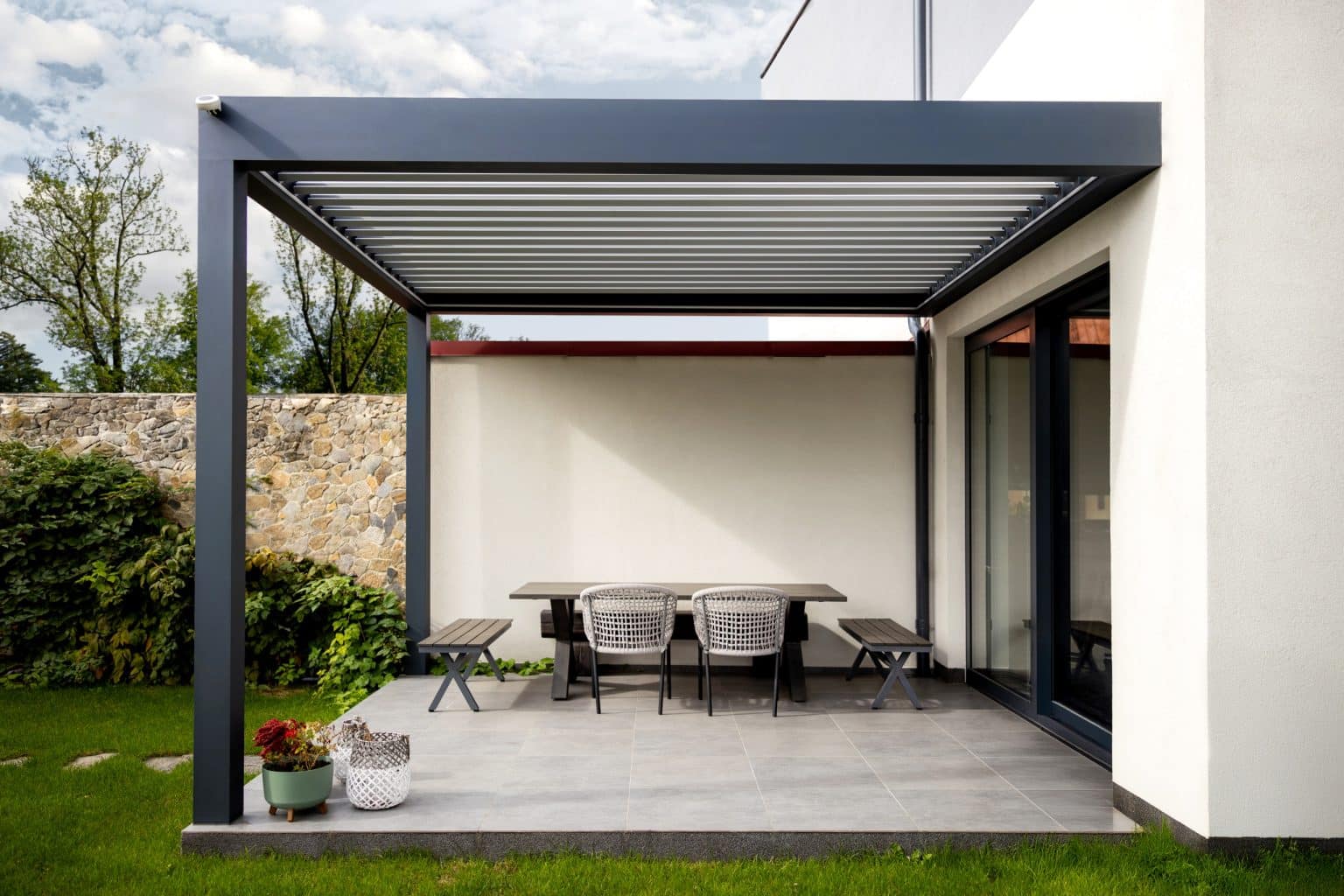 Bioklimatická pergola LAMARK přisazená ke stěně | Kolín | Šedá antracitová barva | Dešťové čidlo | Ovládání | LED osvětlení