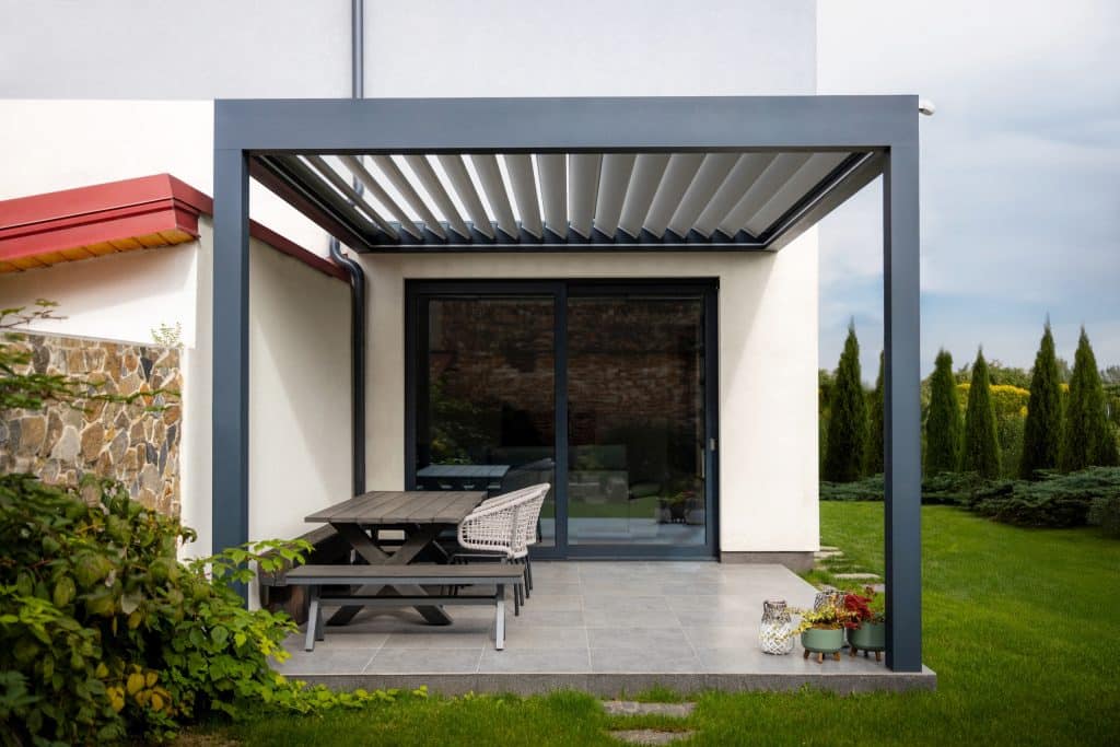 Bioklimatická pergola LAMARK přisazená ke stěně | Kolín | Šedá antracitová barva | Dešťové čidlo | Ovládání | LED osvětlení