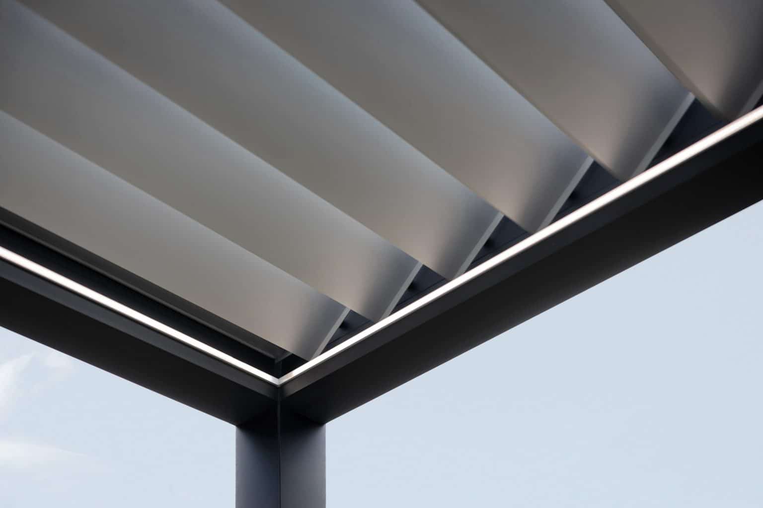 Detail lamel bioklimatické pergoly LAMARK přisazené ke stěně | Kolín | Šedá antracitová barva | LED osvětlení