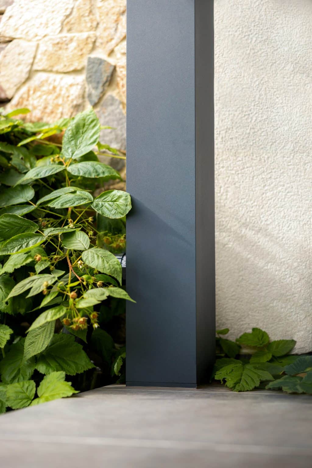 Detail sloupu bioklimatické pergoly LAMARK přisazené ke stěně | Kolín | Šedá antracitová barva | Dešťové čidlo | Ovládání | LED osvětlení