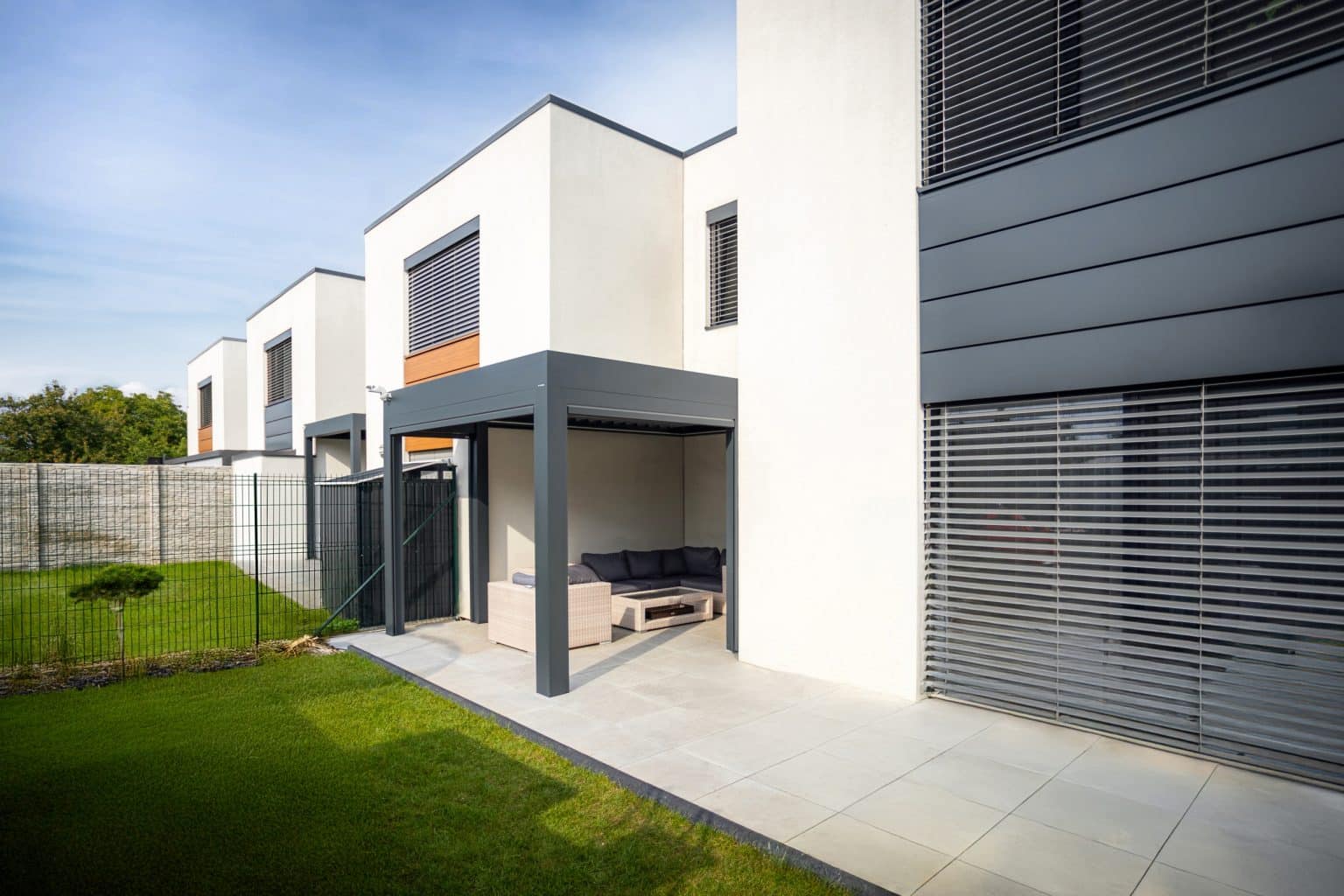 Bioklimatická pergola LAMARK přisazená ke stěně | Pardubice | Boční stínění - screenové rolety | Šedá antracitová barva | Dešťové čidlo | Větrné čidlo | Ovládání | LED osvětlení