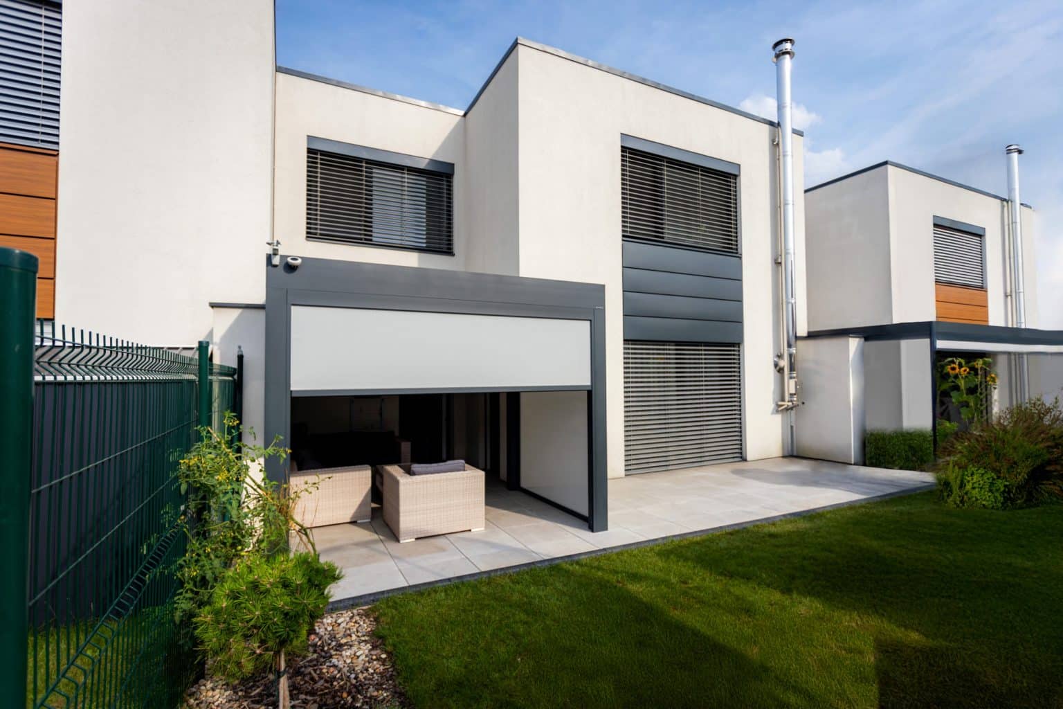 Bioklimatická pergola LAMARK přisazená ke stěně | Pardubice | Boční stínění - screenové rolety | Šedá antracitová barva | Dešťové čidlo | Větrné čidlo | Ovládání | LED osvětlení