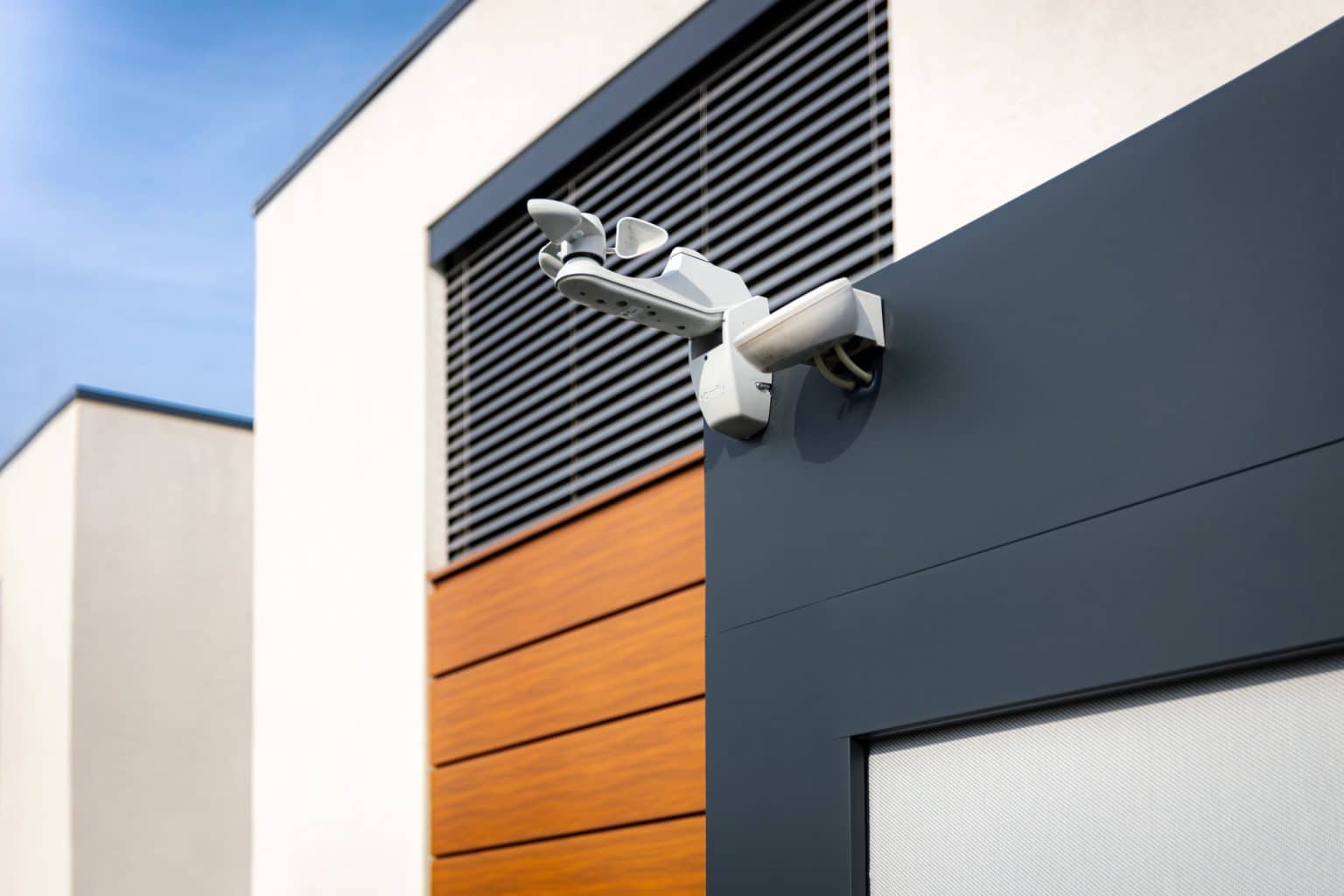 Detail dešťového a větrného čidla | Bioklimatická pergola LAMARK přisazená ke stěně | Pardubice | Boční stínění - screenové rolety | Šedá antracitová barva | Ovládání | LED osvětlení