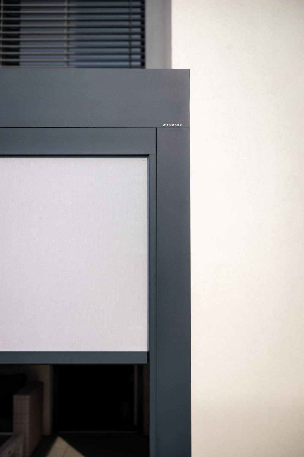 Detail bioklimatické pergoly LAMARK přisazené ke stěně | Pardubice | Boční stínění - screenové rolety | Šedá antracitová barva | Dešťové čidlo | Větrné čidlo | Ovládání | LED osvětlení