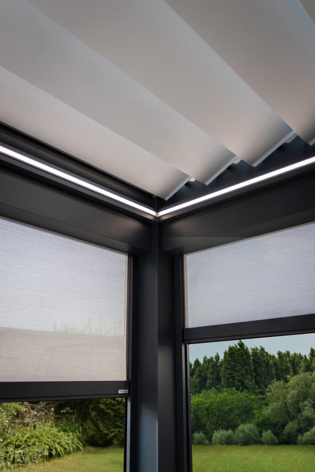 Detail lamel, screenových rolet a LED osvětlení | Bioklimatická pergola LAMARK přisazená ke stěně | Pardubice | Boční stínění | Šedá antracitová barva