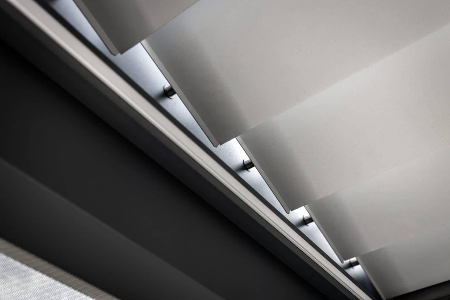 Detail lamel bioklimatické pergoly LAMARK přisazené ke stěně | Pardubice | Boční stínění - screenové rolety | Šedá antracitová barva | LED osvětlení